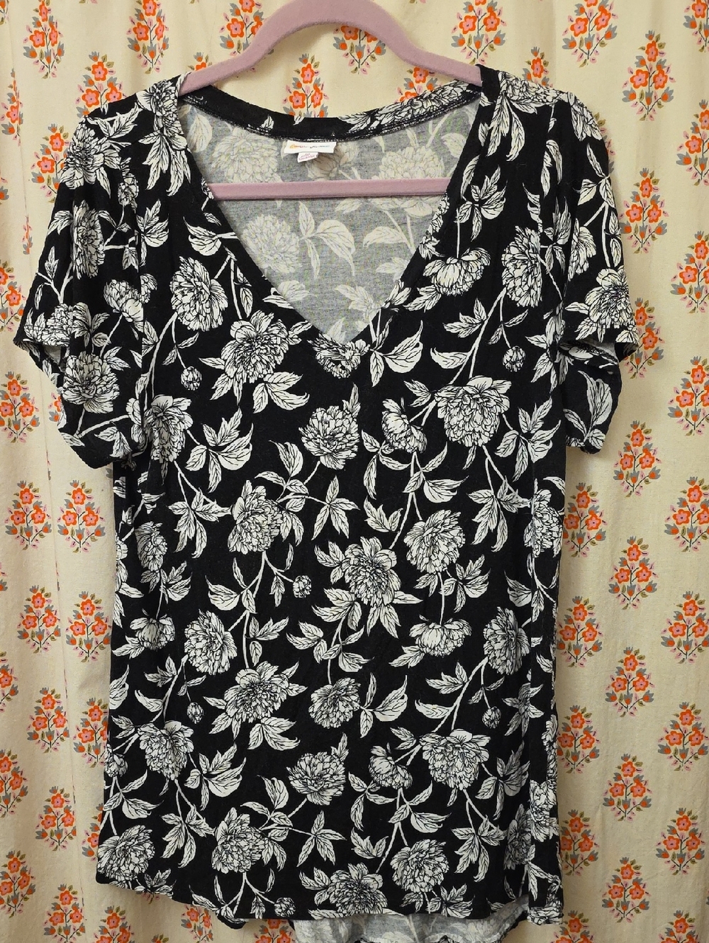 LuLaRoe Black and White Floral V-Neck Tee, Christy Tee